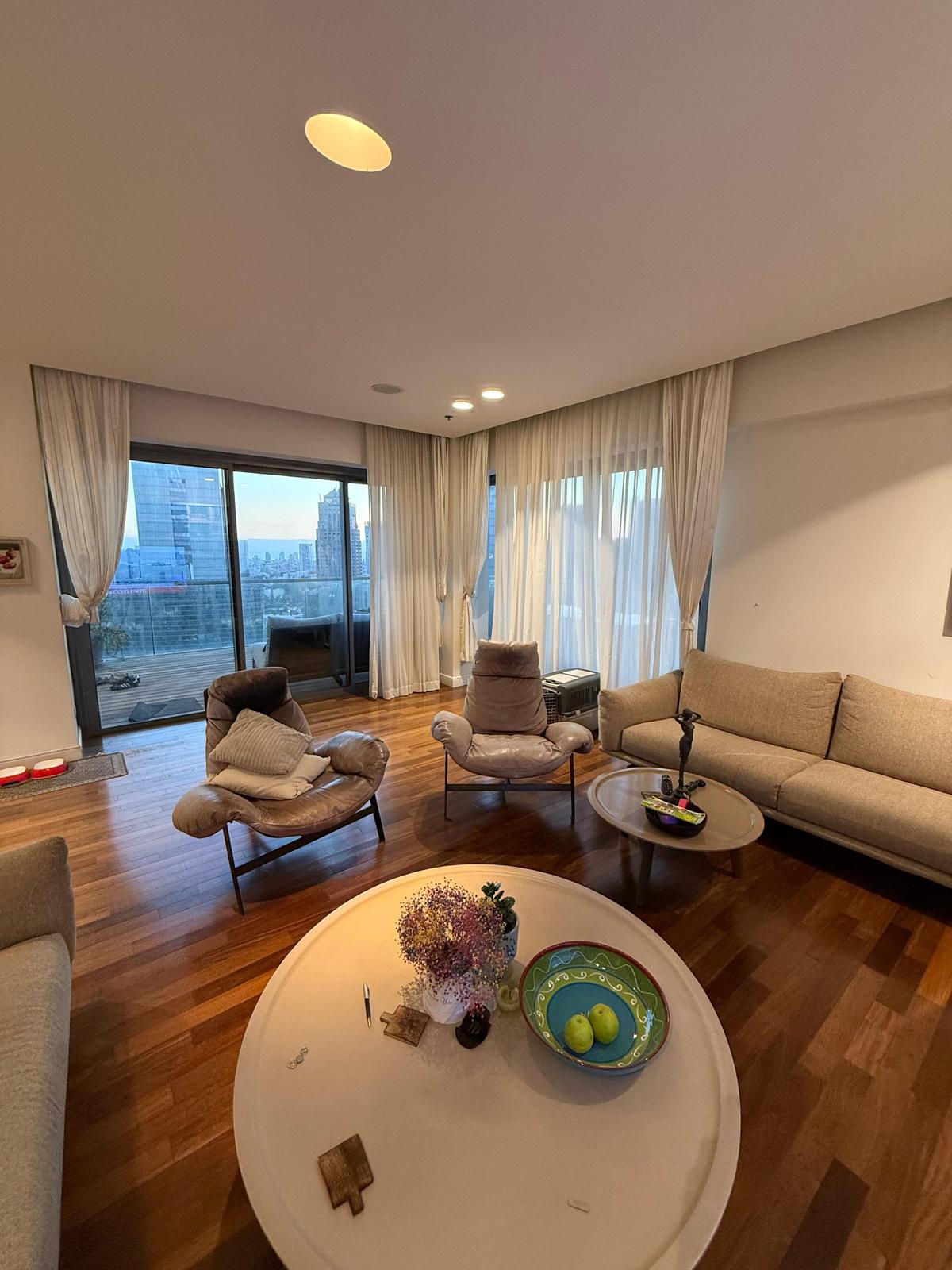 Mini Penthouse Neuf avec Vue Mer à Ramat Gan
